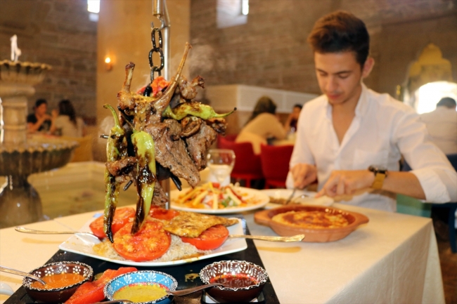 Amasya'da eski savaş aleti topuz, kebap sunumunda kullanılıyor